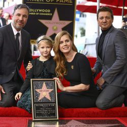 Amy Adams acompañada de su hija, el director Denis Villeneuve y el actor Jeremy Renner en el Paseo de la Fama