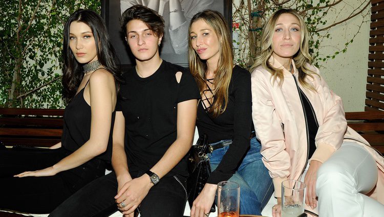 Bella, Anwar, Marielle y Alana Hadid en una fiesta