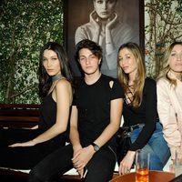 Bella, Anwar, Marielle y Alana Hadid en una fiesta