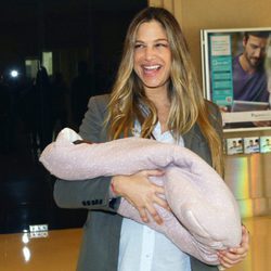 Martina Klein saliendo del hospital con su hijo recién nacida en brazos