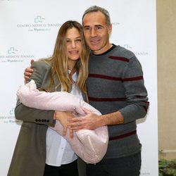 Martina Klein y Alex Corretja presentando a su hija Erika tres días después de su nacimiento