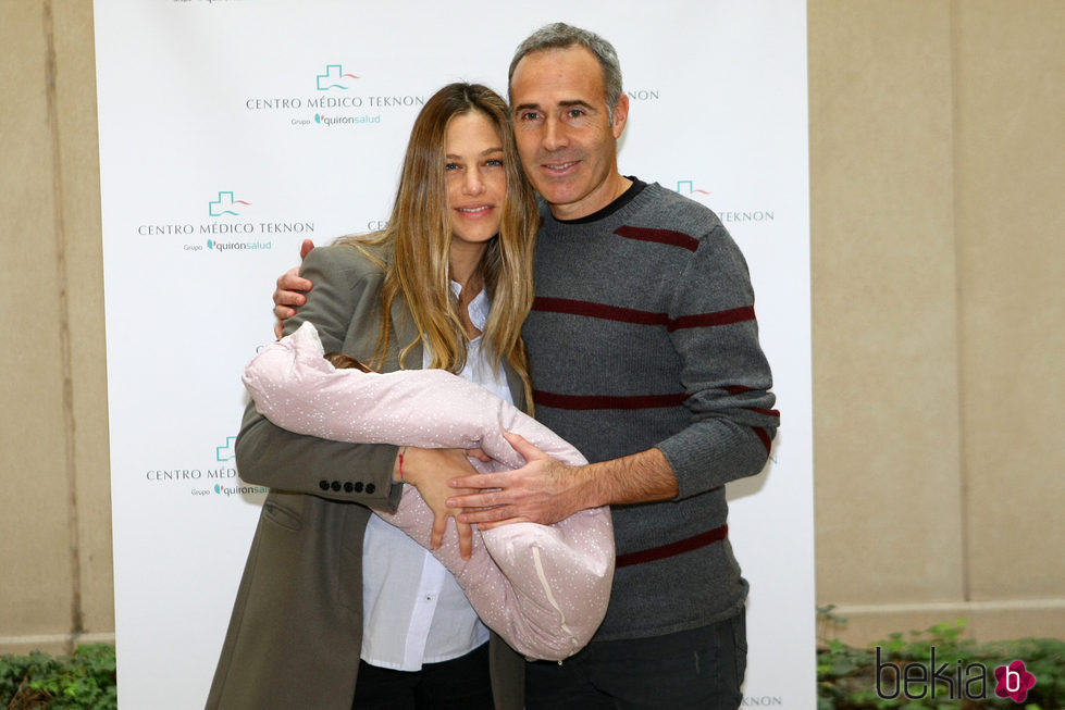 Martina Klein y Alex Corretja presentando a su hija Erika tres días después de su nacimiento