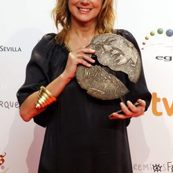 Emma Suárez con su galardón a Mejor actriz en los Premios Forqué 2017