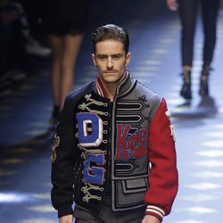 Pelayo Díaz desfilando para Dolce&Gabbana en la Semana de la Moda de Milán otoño/invierno 2017/2018