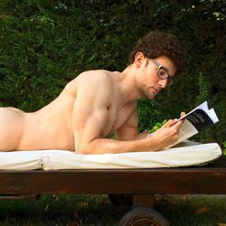 Escaleto desnudo leyendo un libro