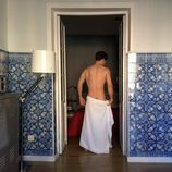 Escaleto desnudo con una toalla