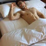 Escaleto desnudo en la cama