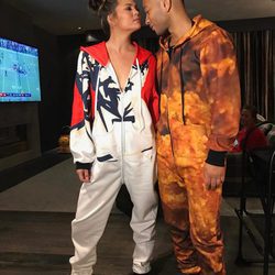 John Legend y su mujer Chrissy Teigen en una fiesta de pijamas