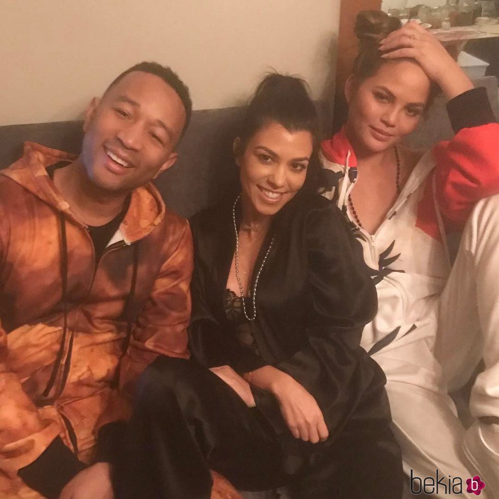 John Legend, Kourtney Kardashian y Chrissy Teigen en una fiesta de pijamas