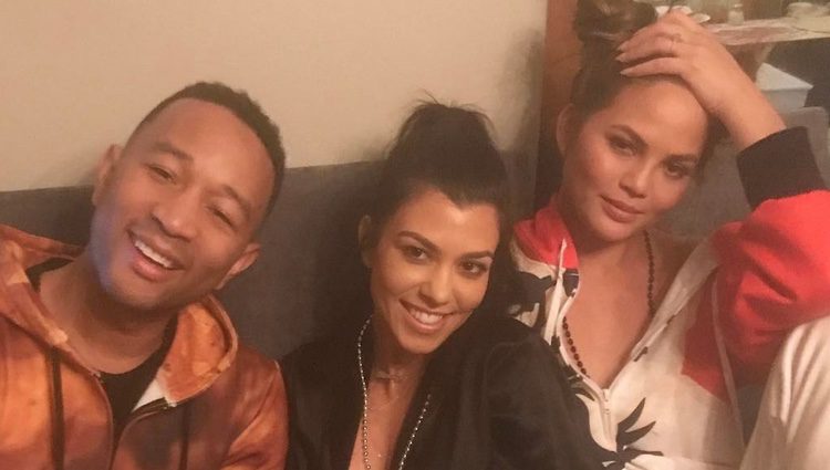 John Legend, Kourtney Kardashian y Chrissy Teigen en una fiesta de pijamas