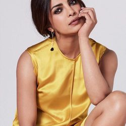 Priyanka Chopra con un bonito vestido amarillo