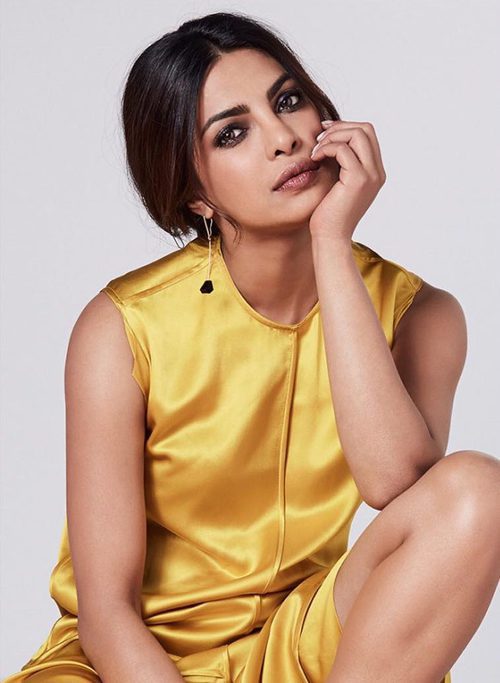 Priyanka Chopra con un bonito vestido amarillo