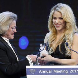 Shakira recibiendo el Crystal Award en el Foro Económico Mundial de Davos 2017