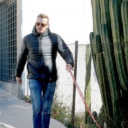 Álex Casademunt sacando a su perro después de la agresión de Vigo