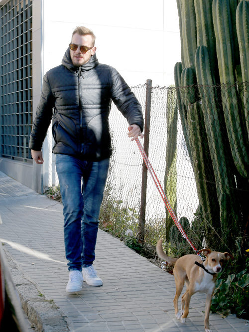 Álex Casademunt sacando a su perro después de la agresión de Vigo