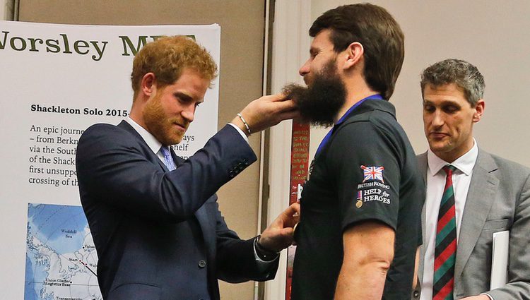 El Príncipe Harry con un veterano en la ceremonia de los Endeavour Fund Awards 2017