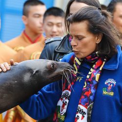Estefanía de Mónaco besando a una foca en la inauguración del Festival de Circo 2017