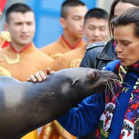 Estefanía de Mónaco besando a una foca en la inauguración del Festival de Circo 2017