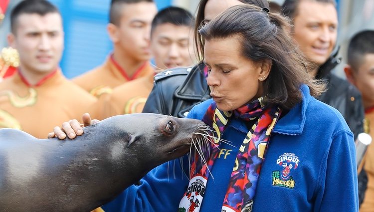 Estefanía de Mónaco besando a una foca en la inauguración del Festival de Circo 2017