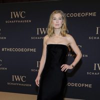 Rosamund Pike en una cena benéfica en Ginebra