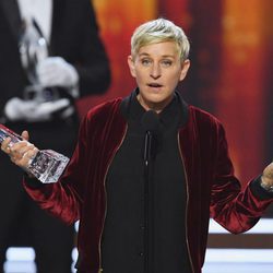Ellen DeGeneres recogiendo uno de los tres galardones de los People's Choice Awards 2017