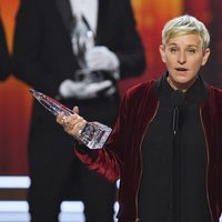 Ellen DeGeneres recogiendo uno de los tres galardones de los People's Choice Awards 2017