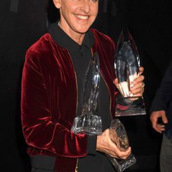 Ellen DeGeneres con sus tres galardones de los People's Choice Awards 2017