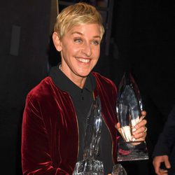 Ellen DeGeneres con sus tres galardones de los People's Choice Awards 2017
