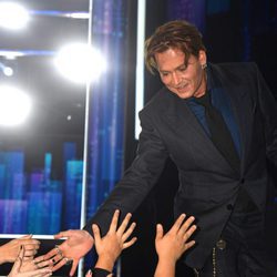 Johnny Depp recibiendo el cariño del público en los People's Choice Awards 2017