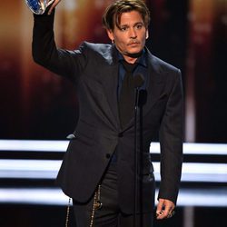 Johnny Depp recogiendo su premio a icono del cine en los People's Choice Awards 2017