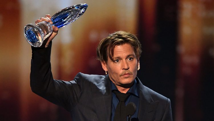 Johnny Depp recogiendo su premio a icono del cine en los People's Choice Awards 2017