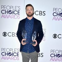 Justin Timberlake posando con sus dos galardones en los People's Choice Awards 2017