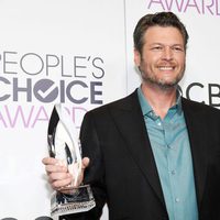 Blake Shelton posando con sus dos galardones en los People's Choice Awards 2017