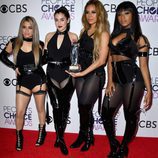 Fifth Harmony posando con el premio que ganaron en los People's Choice Awards 2017