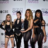 Fifth Harmony posando con el premio que ganaron en los People's Choice Awards 2017