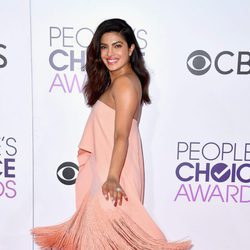 Priyanka Chopra luciendo su espectacular vestido en los People's Choice Awards 2017
