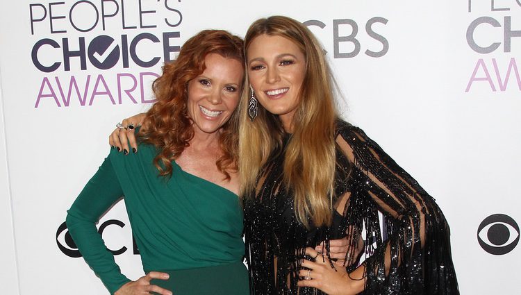 Las hermanas Blake y Robyn Lively en la alfombra roja de los People's Choice Awards 2017
