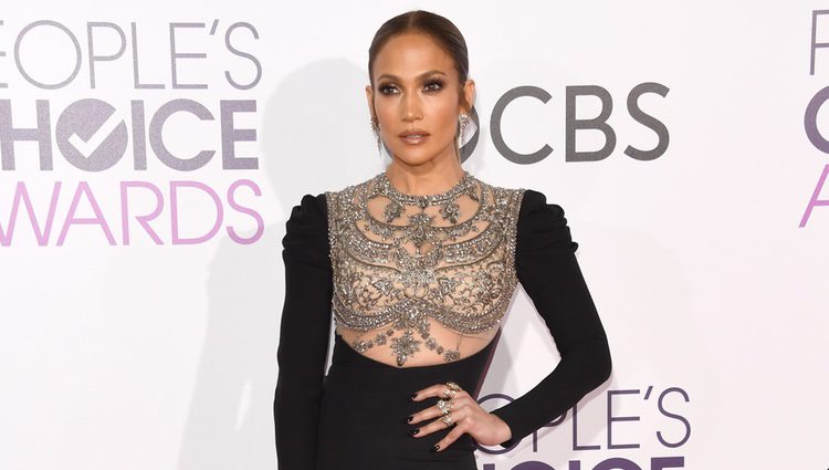 Jennifer Lopez en la alfombra roja de los People's Choice Awards 2017