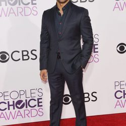 Wilmer Valderrama en la alfombra roja de los People's Choice Awards 2017