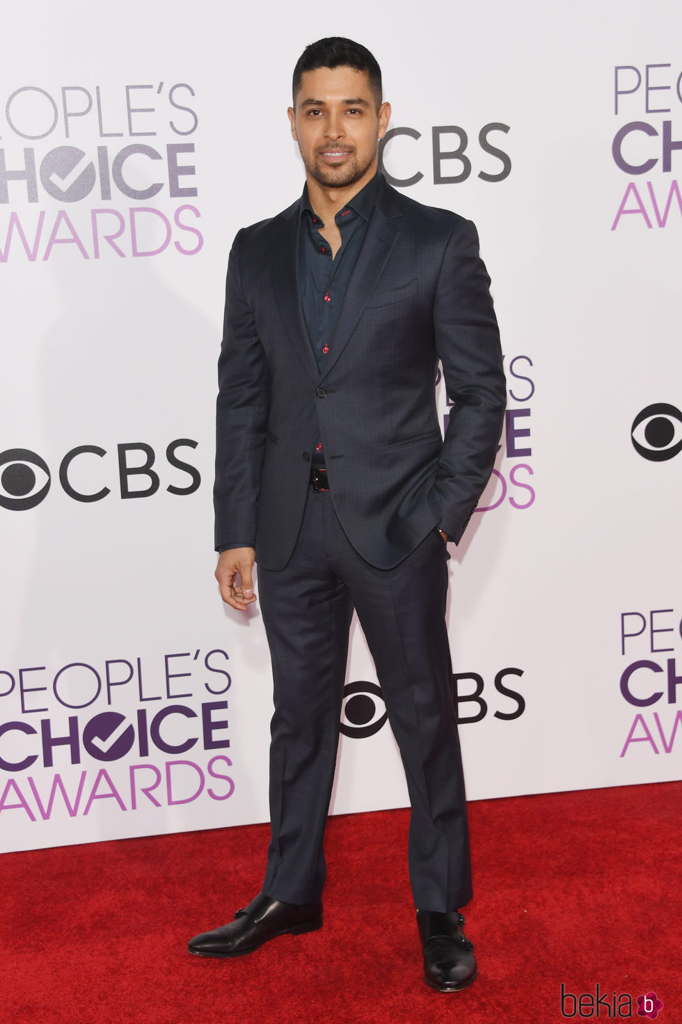 Wilmer Valderrama en la alfombra roja de los People's Choice Awards 2017