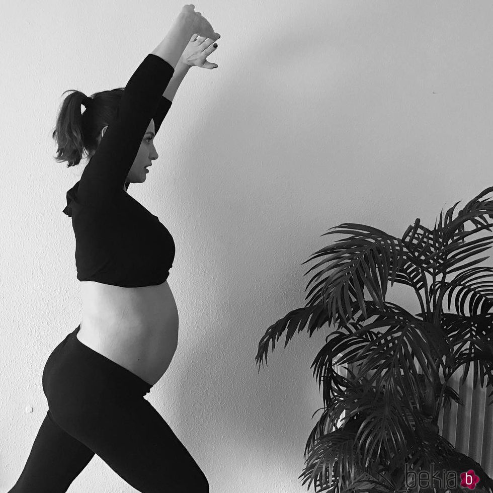 Natalia Verbeke haciendo ejercicios para prepararse para dar a luz a su primera hija