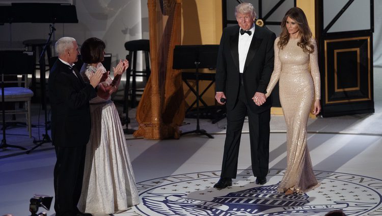 Donald Trump y el vicepresidente de Estados Unidos con sus respectivas mujeres en la cena de gala de la investidura