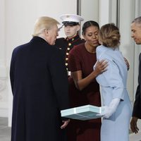 Michelle Obama y Melania Trump se saludan en la toma de posesión de la presidencia de Donald Trump