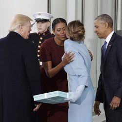 Michelle Obama y Melania Trump se saludan en la toma de posesión de la presidencia de Donald Trump