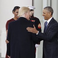 Donald Trump y Barack Obama se saludan en la toma de posesión de la presidencia del primero
