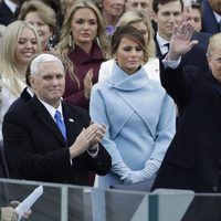 Donald Trump en su investidura con su mujer y el vicepresidente Mike Pence