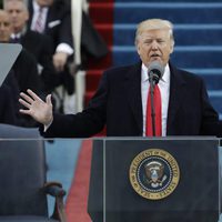 Donald Trump dando un discurso tras su investidura como el 45º presidente de Estados Unidos