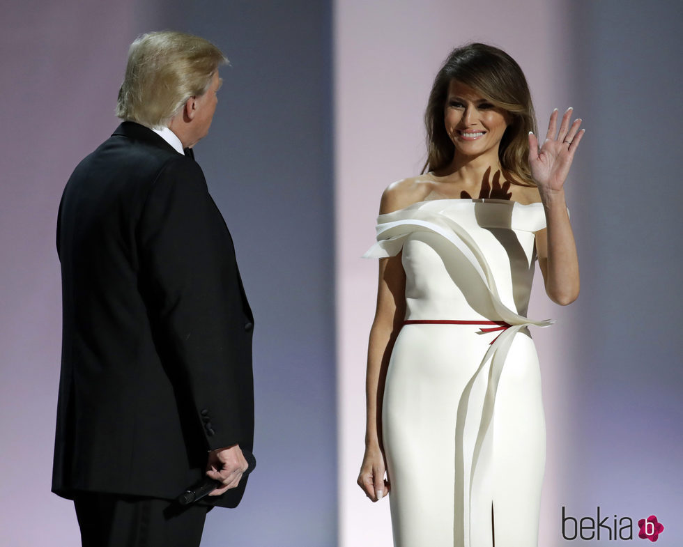 Melania Trump saludando en el baile de inauguración de la presidencia de su marido