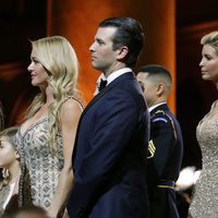Ivanka y Donald Trump Jr con sus parejas en el baile inaugural de su presidencia