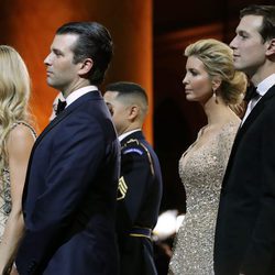 Ivanka y Donald Trump Jr con sus parejas en el baile inaugural de su presidencia